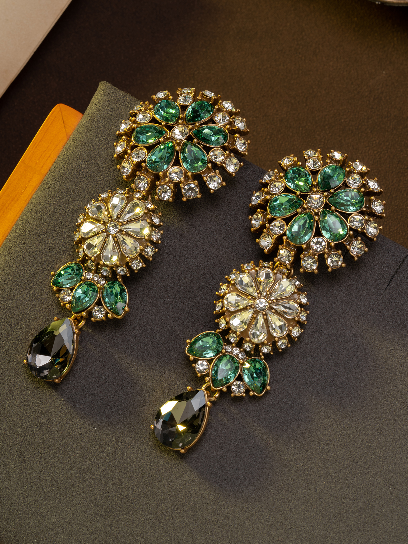 Vintage Fashion Events - 1 Pair of Vintage Rhinestone-Embellished Round